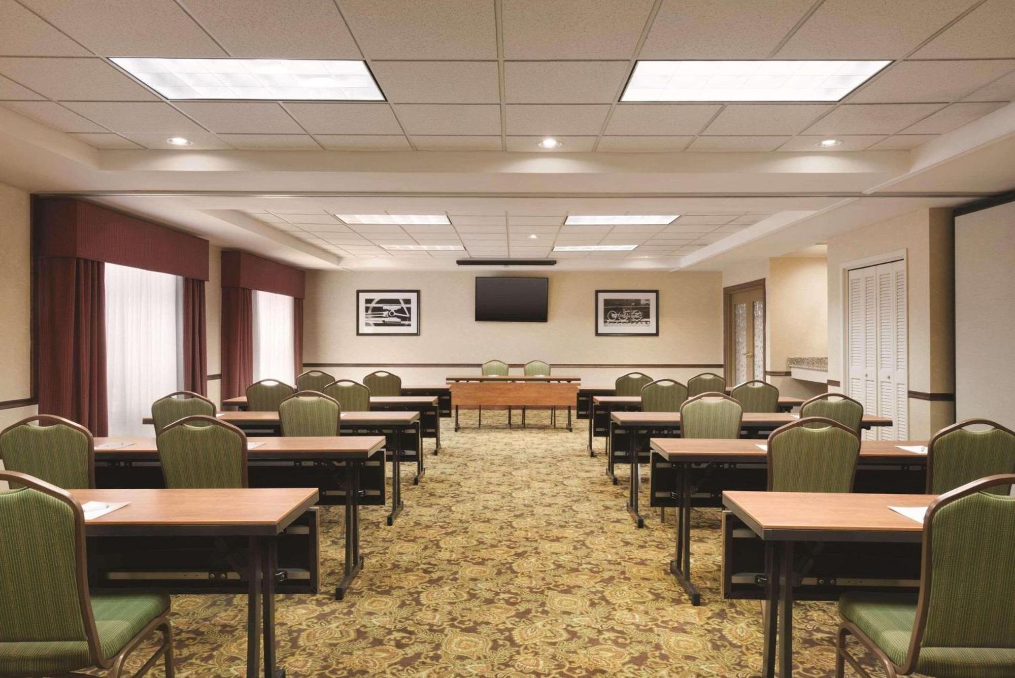 Country Inn & Suites By Radisson, Des Moines West, Ia Clive Exteriér fotografie